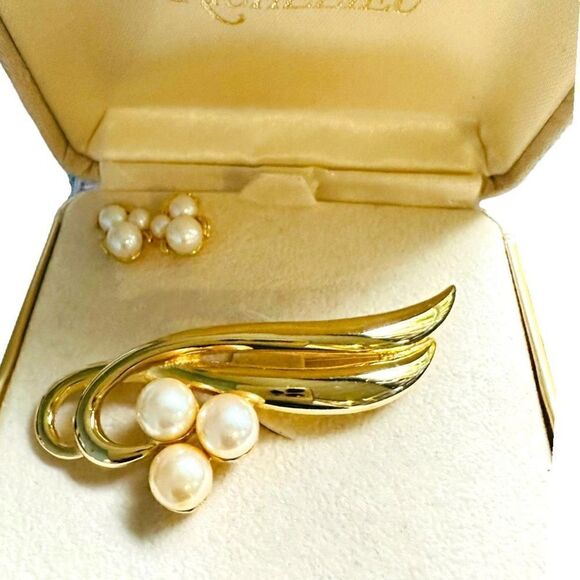 RICHELIEU NEW IN BOX Vintage Goldtone Curved Bar Pearl Brooch Earring Set Deadst - Picture 1 of 4